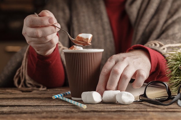 Foto rilassamento serale, tazza piena di cioccolata calda e marshmallow e caramelle