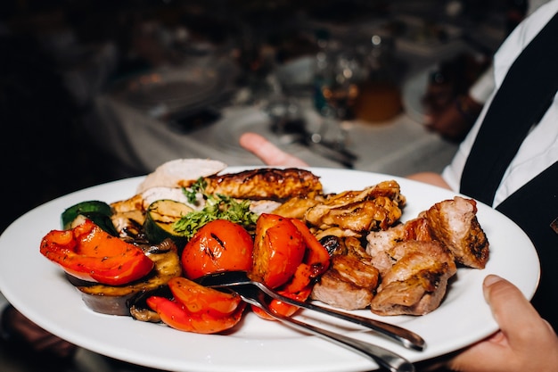 In the evening, the restaurant serves a hot dish of barbecue with vegetables