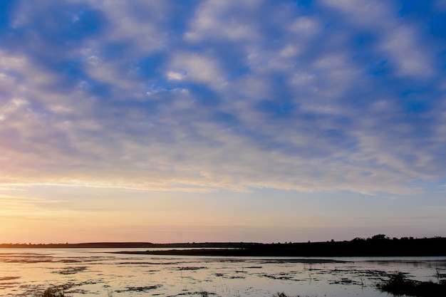 Фото Вечерний вид на реку, альто-кучевые облака.