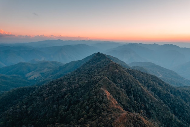 夕方の風景、夕方のハイアングルの山々