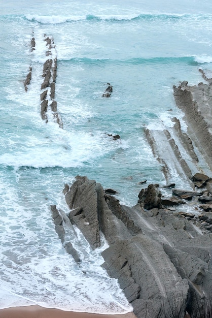 Vista della costa rocciosa del mare di sera (spiaggia di arnia, spagna, oceano atlantico).