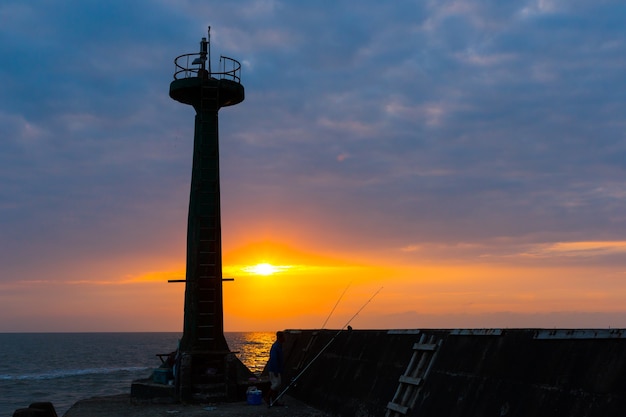 夜の海の夕日