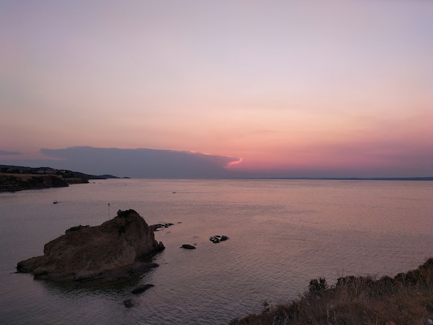 夕方の海の景色の夕日