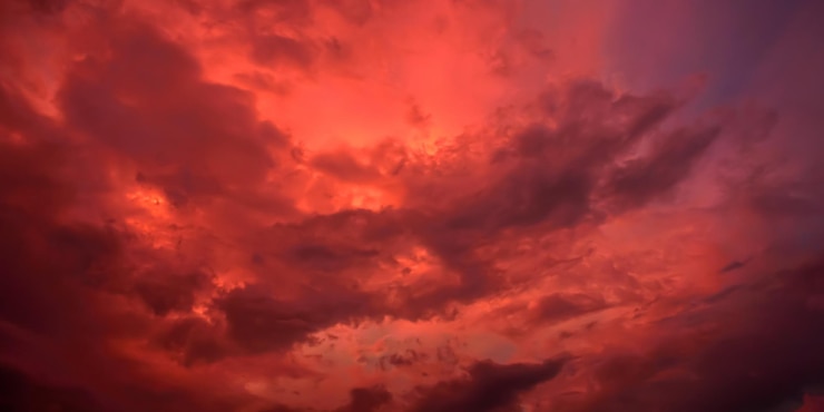 Photo evening sky and amazing red clouds