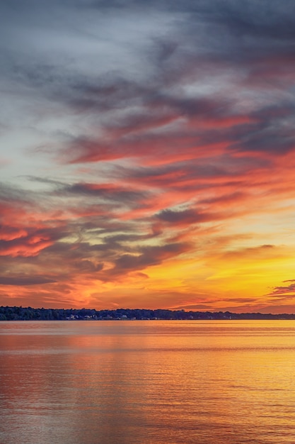 アメリカのロチェスターの夕方の空とオンタリオ湖