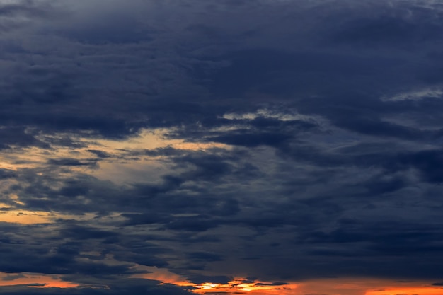 雨季の夕方の空。