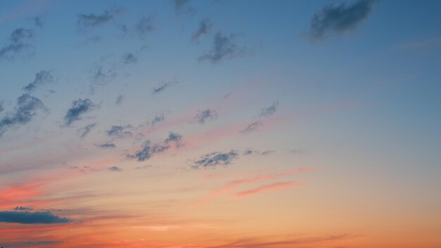 다양한 색조의 해가 지는 저녁 하늘 아름다운 만적이고 다채로운 하늘과 밝은 경사