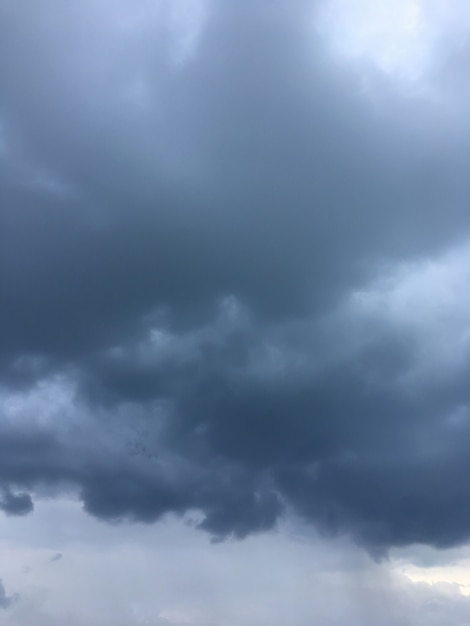 さまざまな形の雲と夕方の空。嵐の夕暮れcloudscape。