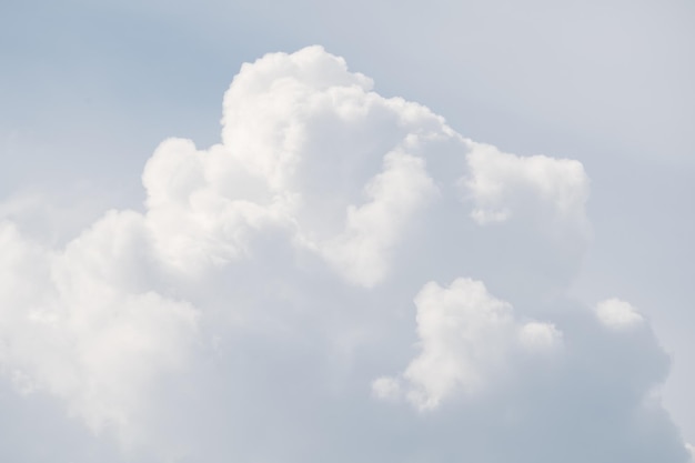 Cielo serale con nuvole e raggi del sole, sfondo