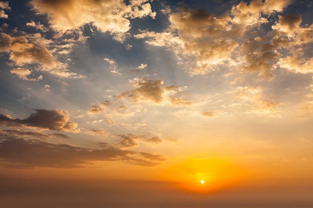 雲と夕方の空