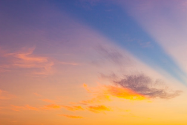 Cielo serale con luce solare colorata