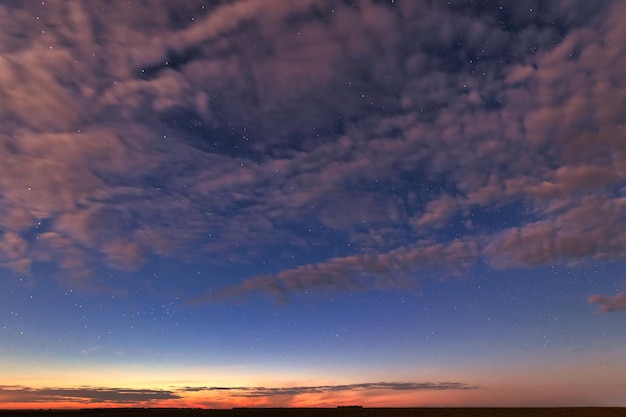 夕方の星空 夜明け前の朝 明るい自然の背景