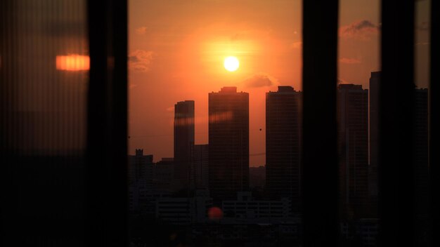 写真 夕日首都ビルの屋上に沈む夕日