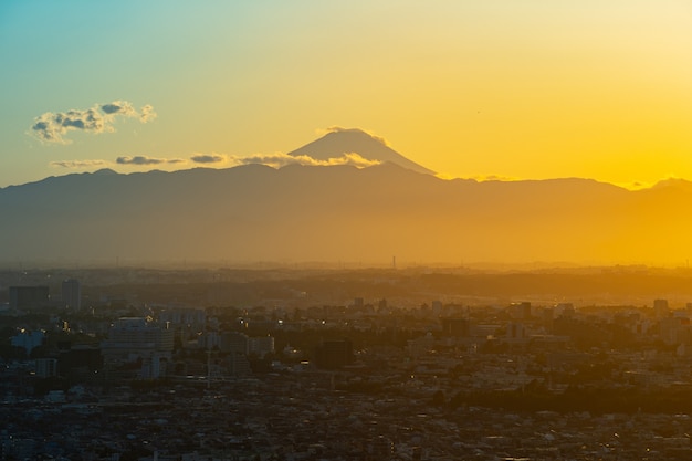 вечернее время, гора Фудзи и город Токио