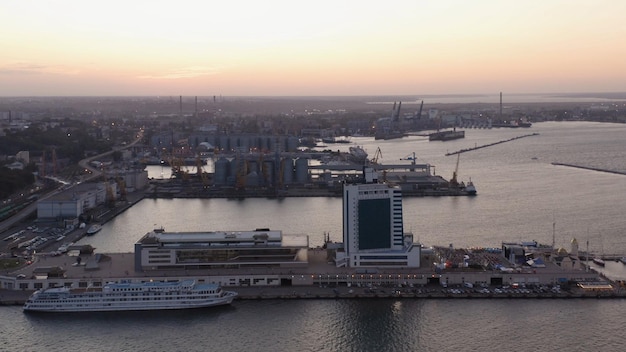 Вечерний городской пейзаж с морским портом, одесской гостиницей и круизным лайнером