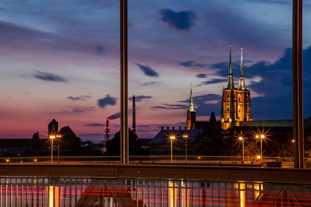 ポーランドのヴロツワフのグルンヴァルト橋の夕景