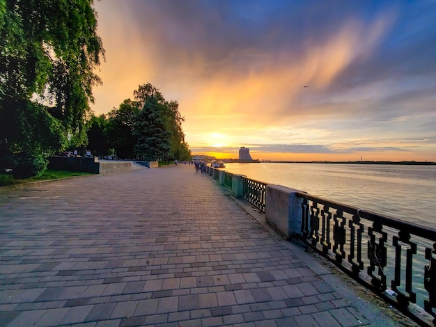 Фото Вечерний вид на набережную днепра на закате города и реки днепр украина