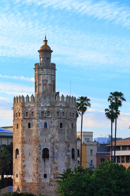 스페인 세비야의 금탑(Torre del Oro)의 저녁 전망. 13세기 전반부에 건설되었습니다.