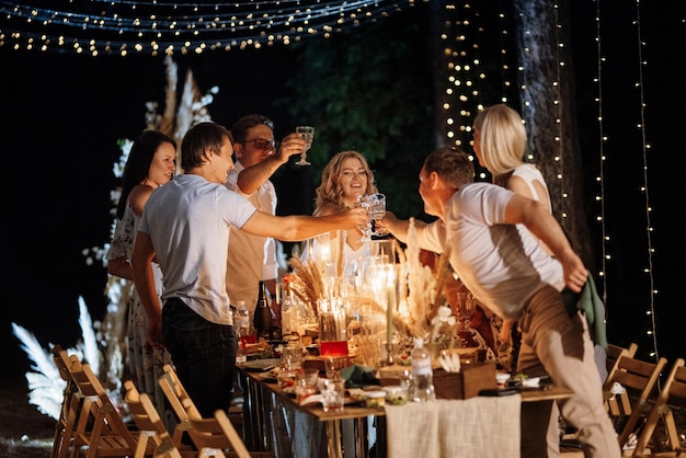 森での夜の結婚式の家族の夕食