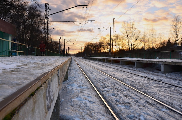 Вечерний зимний пейзаж с железнодорожной станцией