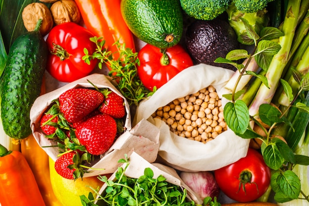 Evenwichtige vegetarische voedselachtergrond Groenten, fruit, bessen, noten, spruiten, zaden, kekers