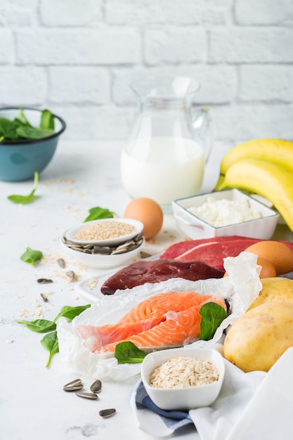 Evenwichtige voeding, gezond eten concept. Voedselbronnen rijk aan vitamine B6, pyridoxine op een keukentafel