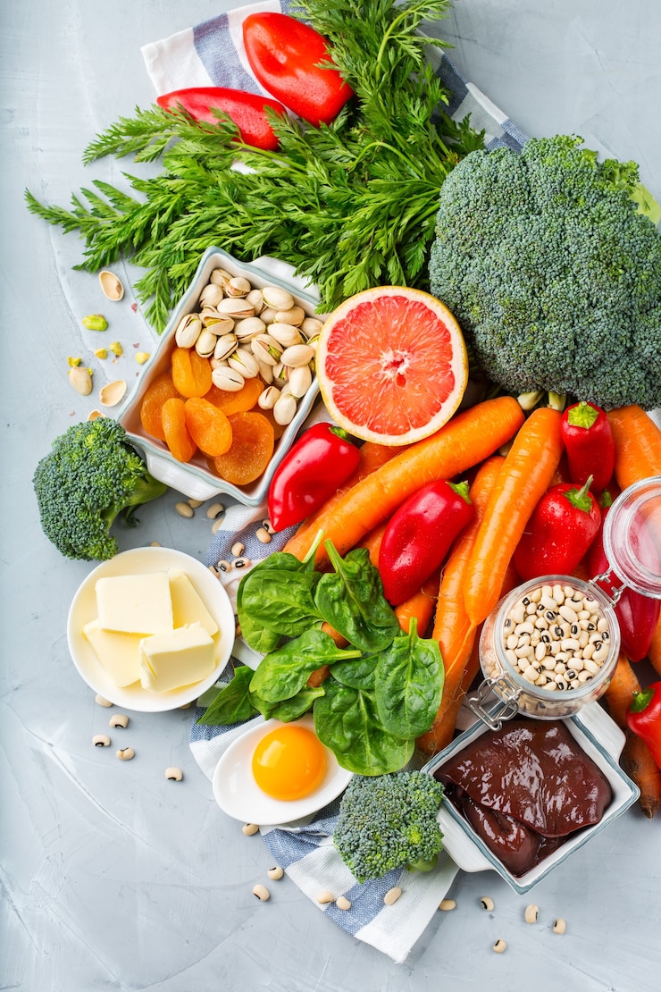 Foto evenwichtige voeding, gezond schoon eten concept. assortiment voedselbronnen rijk aan vitamine a op een keukentafel