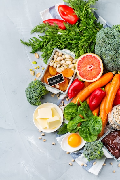 Evenwichtige voeding, gezond schoon eten concept. Assortiment voedselbronnen rijk aan vitamine A op een keukentafel