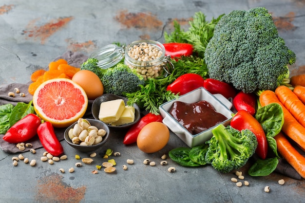 Evenwichtige voeding, gezond schoon eten concept. assortiment voedselbronnen rijk aan vitamine a op een keukentafel