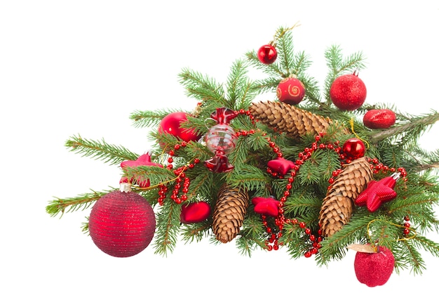 常緑のモミの木と赤いクリスマスボール
