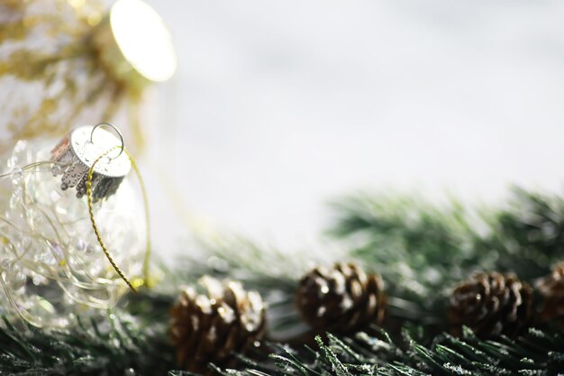 Giocattoli fatti a mano dell'albero sempreverde, fiocchi di neve, globi e ramo di abete su sfondo di pietra, biglietto di auguri di natale con spazio per il desiderio di testo