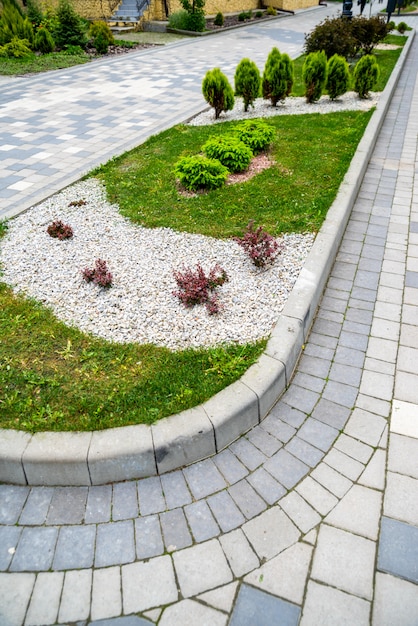 造園の花壇の装飾に砂利が付いている常緑樹