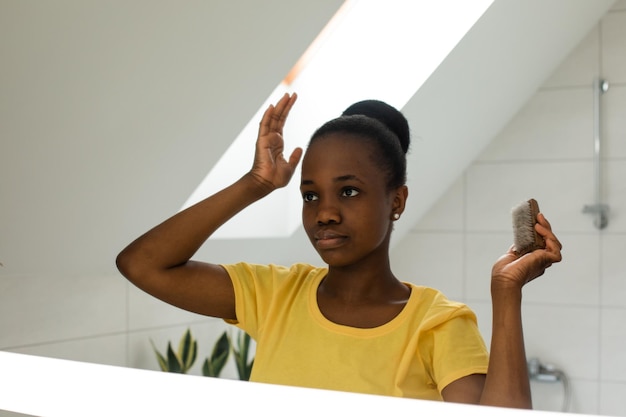 アフリカの女の子の毎日のヘアケアルーチン