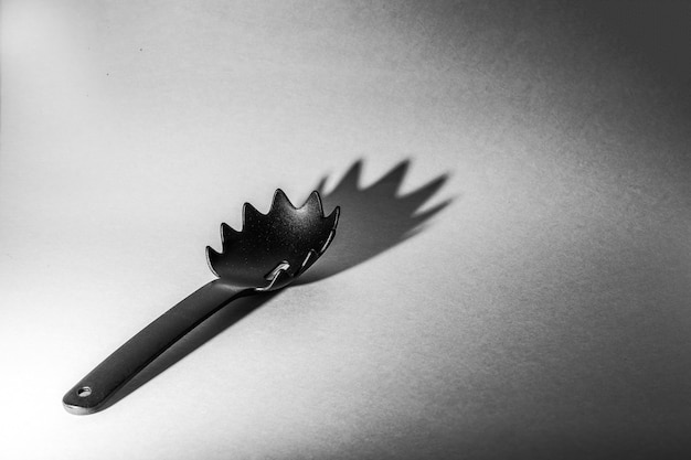 Photo everyday objects black spoon for spaghetti and noodles