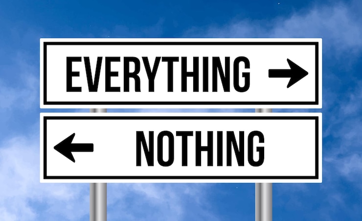 फोटो everything or nothing road sign on blue sky background