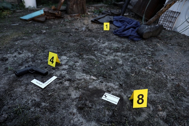 Фото Улики с желтым маркером csi для нумерации улик на заднем дворе жилого дома в вечернее время концепция расследования места преступления