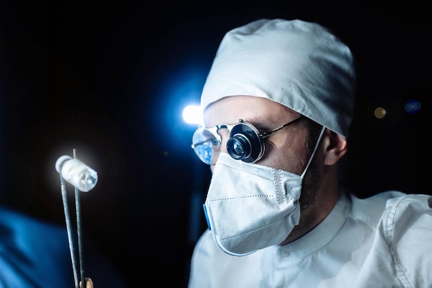 Foto uno scienziato malvagio in un laboratorio oscuro inventa una nuova idea di medicina criminale per un'arma chimica velenosa