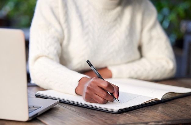 Foto examenherziening goed gedaan shot van een onherkenbare vrouw die in een café studeert