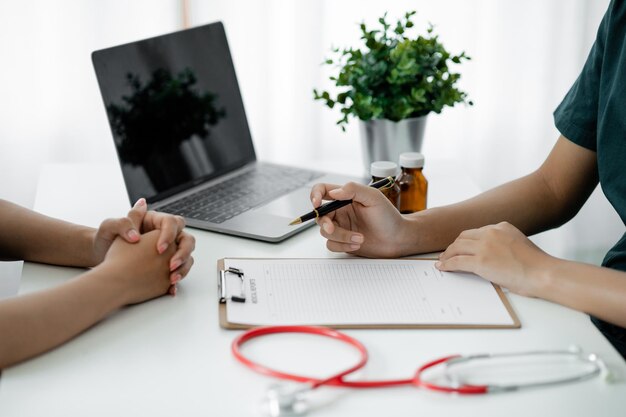 Foto un'atmosfera da sala d'esame in un ospedale dove medici e pazienti esaminano, diagnosticano e prescrivono farmaci per il trattamento sintomatico il concetto di diagnosi della malattia