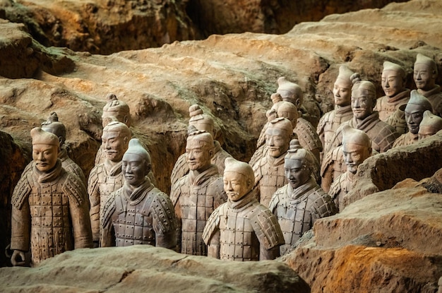 진시황 황제 시안 산시 중국의 테라코타 군대 군인의 발굴된 조각상