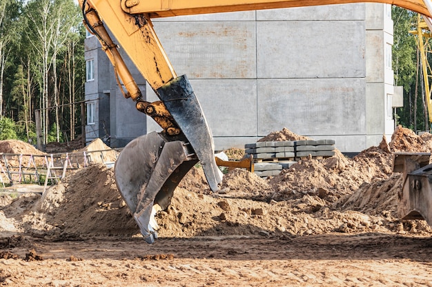 Benna dell'escavatore da vicino. lavori di scavo in cantiere e costruzione di strade. macchine da cantiere.