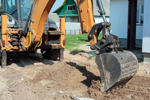 建設現場の背景にある掘削機バケットのクローズアップ重い土工機器土壌開発