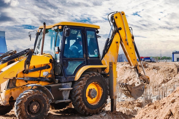 掘削機は杭を掘ります基礎の建設のための土工杭の装置のための建設機械グリルの準備作業