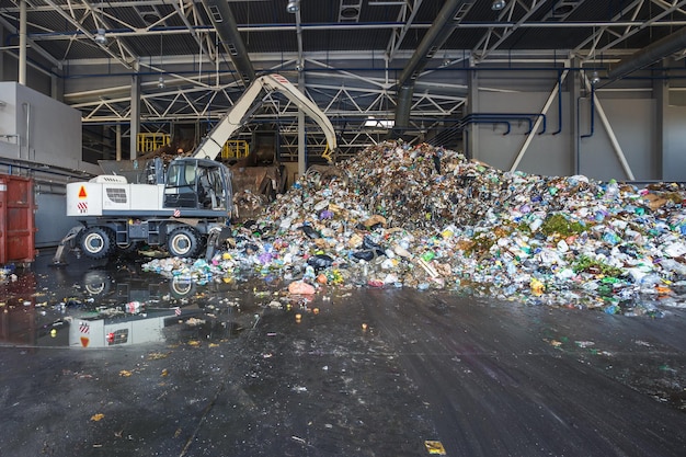 Экскаватор по первичной сортировке мусора на мусороперерабатывающем заводе Раздельный сбор мусора Переработка и хранение отходов для дальнейшей утилизации Бизнес по сортировке и переработке мусора