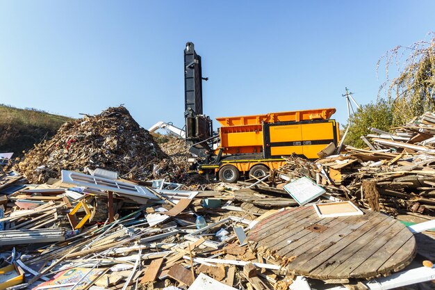 掘削機は、廃棄物処理プラントでプラスチックごみを分別しますごみを分別収集します廃棄物のリサイクルと保管のためにさらに処分します廃棄物の分別と処理のための事業