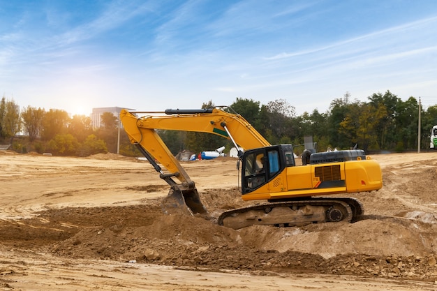 Gli escavatori scavano la terra nel cantiere