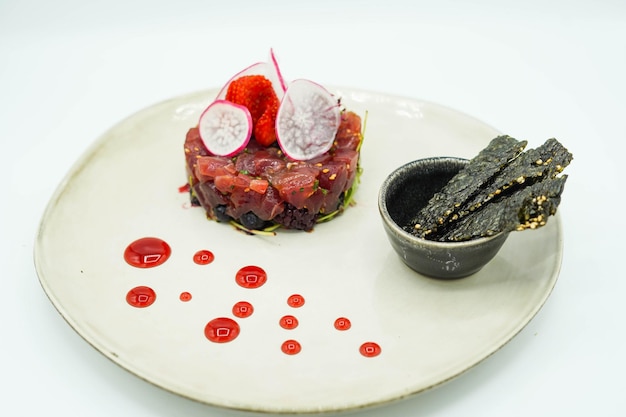 Ottimo piatto gourmet a base di tartare di tonno e nori croccante.