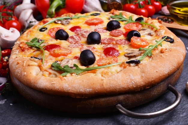 Ottima pizza italiana con formaggio e pomodori e olive