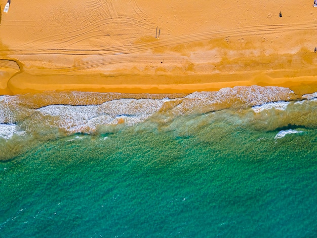 空からの海と海岸の素晴らしい眺め