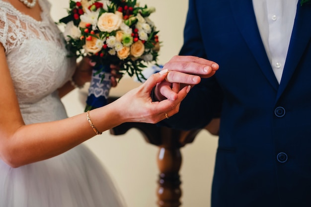 結婚式での新郎新婦の金の指輪の交換